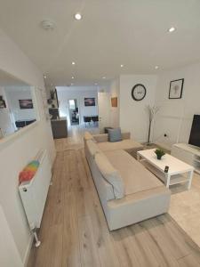 a living room with a couch and a table at Stunning 4 bed House Ideal for Contractors in Southampton
