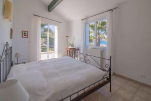 Tempat tidur dalam kamar di Villa d’exception Saint-Florent vue mer