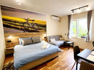 een slaapkamer met een fietsschilderij aan de muur bij Malavi TN1 top center studio Ruse in Ruse