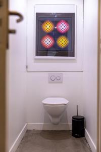 パリにあるEdgar Suites Louvre - Richelieu 2のバスルーム(トイレ付)が備わります。壁に絵が描かれています。