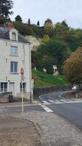 eine gewundene Straße vor einem Gebäude mit einem Stoppschild in der Unterkunft Appart' Cosy en Bord de Loire in Saumur