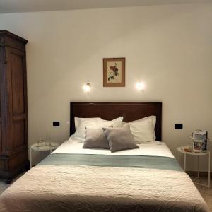 een slaapkamer met een groot bed en 2 tafels bij Stella d'Italia in Sparone