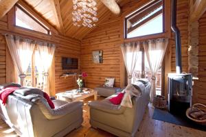 A seating area at Odalys Chalet Leslie Alpen 2