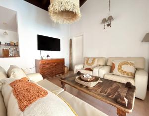 een woonkamer met een bank en een salontafel bij Boho Palm in Corralejo