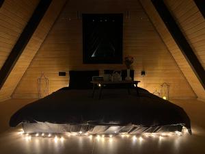 Un dormitorio con una cama con luces. en Thales Bungalov, en Sakarya