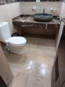 ein Bad mit einem WC und einem Waschbecken in der Unterkunft Marron studios 3A in Kairo