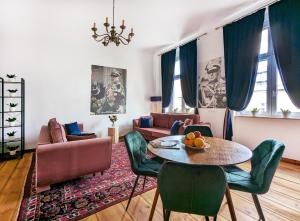 a living room with a table and chairs at Apartamenty Strzelecka 34 in Poznań