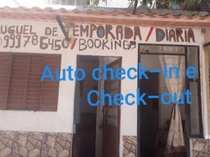 a sign on a building that reads auto check check out at Casinhas no Interior de MG in Antônio Prado