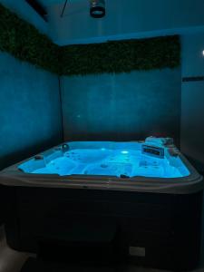 uma banheira de hidromassagem num quarto escuro em XXL rooms&spa em Osijek