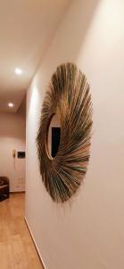 uno specchio rotondo su una parete con un muro di Casa Catamarino a Termoli