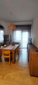 cocina y comedor con mesa y sillas en Casa Catamarino en Termoli