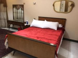 מיטה או מיטות בחדר ב-شبرا مصر
