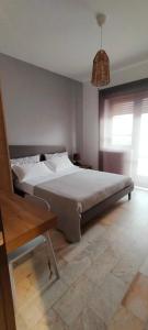 um quarto com uma cama grande e uma luz pendente em Casa Catamarino em Termoli