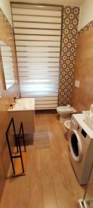 łazienka z umywalką, toaletą i oknem w obiekcie Casa Catamarino w mieście Termoli