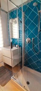 uma casa de banho com um chuveiro com azulejos azuis em Casa Catamarino em Termoli
