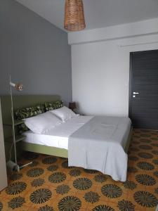 1 dormitorio con 1 cama grande y suelo en Casa Catamarino en Termoli
