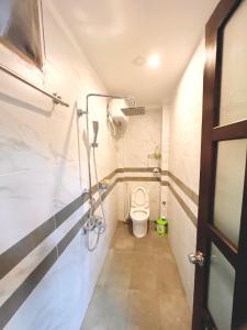 ein Bad mit WC in einem Zimmer in der Unterkunft KENPI Homestay in Hue + 25 Fotos