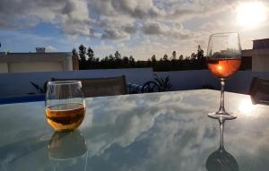 zwei Gläser Wein auf dem Tisch in der Unterkunft Casa Alegria Nadadouro in Nadadouro