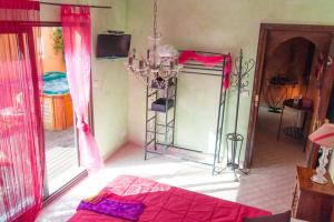 เตียงในห้องที่ Village Naturiste Cap d'Agde - Riads Resort 2 Suite Nador Couple only