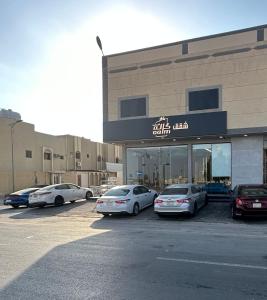 شقق كالم الفندقية في الرياض: مجموعة سيارات متوقفة أمام مبنى