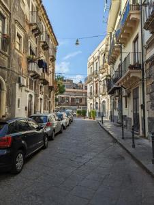 una calle con coches estacionados al costado de la carretera en Amari home, en Catania