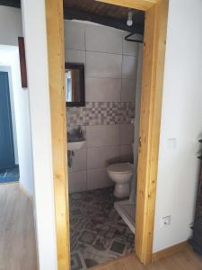 にあるCasa do Açudeのバスルーム(トイレ、洗面台付)