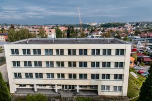 una vista aérea de un edificio blanco en Ubytování nad Vltavou en Týn nad Vltavou