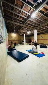 eine Gruppe von Menschen, die in einem Yoga-Kurs sitzen in der Unterkunft Hospedaria Arte Sagrada in Canguaretama