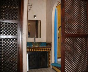 Phòng tắm tại Chambre Agde, Riad 2 Couple only au village naturiste