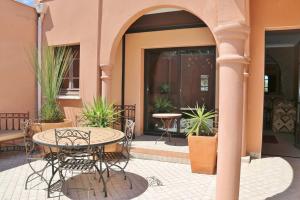 Sân trong/khu vực ngoài trời tại Chambre Agde, Riad 2 Couple only au village naturiste