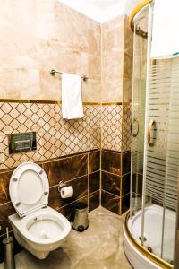 La salle de bains est pourvue d'une douche et de toilettes. dans l'établissement WİND HOTEL, à Sakarya