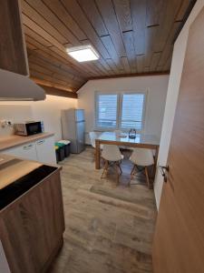 cocina con mesa y sillas en una habitación en Apartments Boldin, en Bled