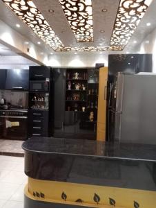 een keuken met een zwart aanrecht en een koelkast bij شبرا مصر in Caïro