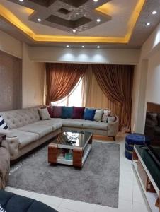 sala de estar con sofá y mesa en شبرا مصر, en El Cairo