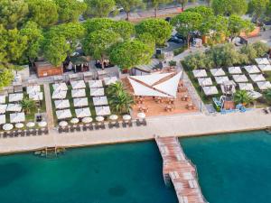 z góry widok na ośrodek z basenem w obiekcie Hotel Slovenija - Terme & Wellness LifeClass w Portorožu