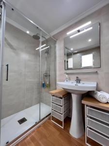 a bathroom with a sink and a shower at Summerlandrota Cordoba8 in Rota