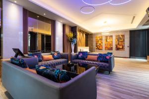 Aquarius Motel في تايتشونغ: غرفة معيشة مع كنب وطاولة