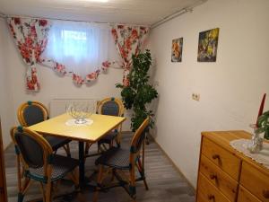 a dining room with a table and chairs at 60 m² Ferienapartment Zentrumsnahe mit Gartenbenutzung in Steyr