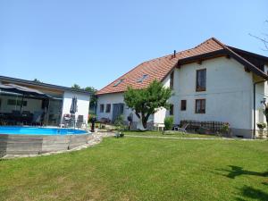 ein Haus mit einem Hof und einem Pool in der Unterkunft 60 m² Ferienapartment Zentrumsnahe mit Gartenbenutzung in Steyr