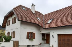 a white house with a brown roof at 60 m² Ferienapartment Zentrumsnahe mit Gartenbenutzung in Steyr