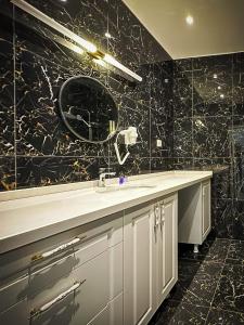 W łazience znajduje się umywalka i lustro. w obiekcie hi HOTEL IVY BÜYÜKADA w mieście Adalar