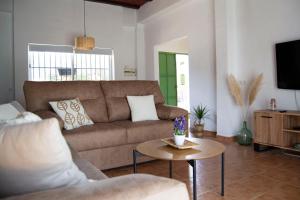 - un salon avec un canapé et une table dans l'établissement La Casa del Carreron, à Montilla