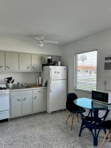 Virtuvė arba virtuvėlė apgyvendinimo įstaigoje Casey Key Beach Rentals