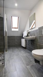 Hotel zur Schlemmerscheune في Weilerbach: حمام مع مرحاض ومغسلة