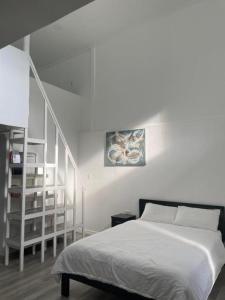 ein Schlafzimmer mit einem Bett und einer weißen Treppe in der Unterkunft Lopez Beach Resort in Sipalay