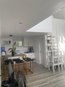 eine Küche mit einem Tisch und Stühlen sowie eine Treppe in der Unterkunft Lopez Beach Resort in Sipalay