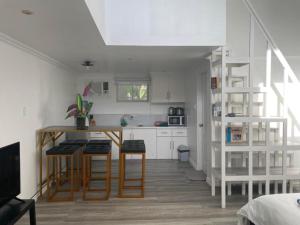 eine Küche mit einem Tisch und Stühlen im Zimmer in der Unterkunft Lopez Beach Resort in Sipalay