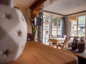 Istumisnurk majutusasutuses Hôtel Le Besso - Swiss Romantic Lodge Zinal