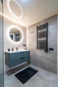 a bathroom with a blue sink and a mirror at Exquisite studio apartment with an original design in Valencia