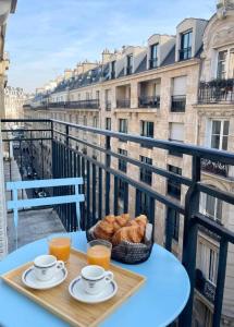 - un plateau de nourriture sur une table sur un balcon dans l'établissement PERGO, à Paris